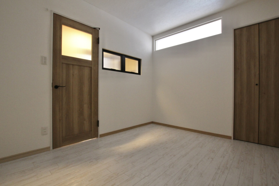 玄関横西側の6帖洋室。スリットガラスから光が差し込む