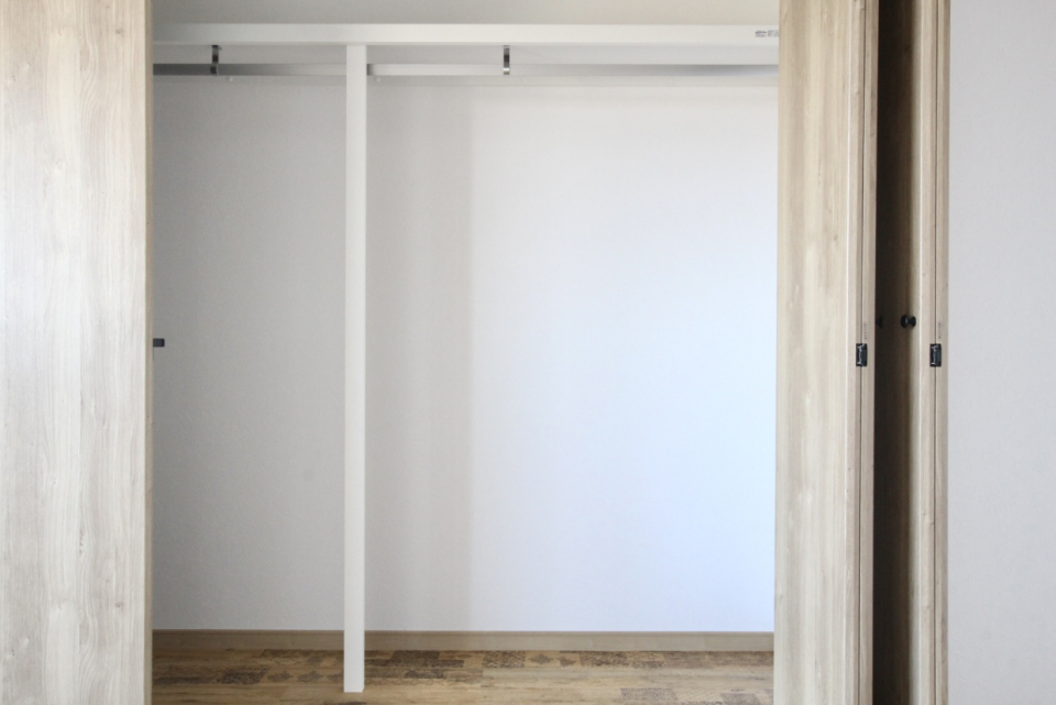 壁いっぱいのクローゼット。上下天地いっぱい