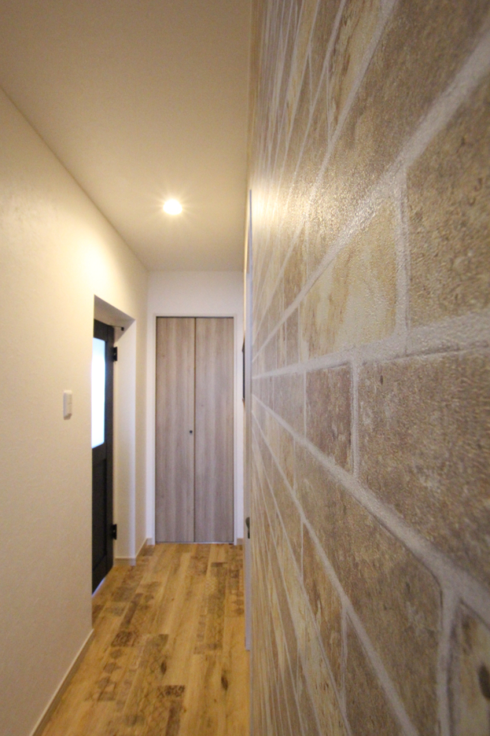 廊下の壁には煉瓦風のクロス