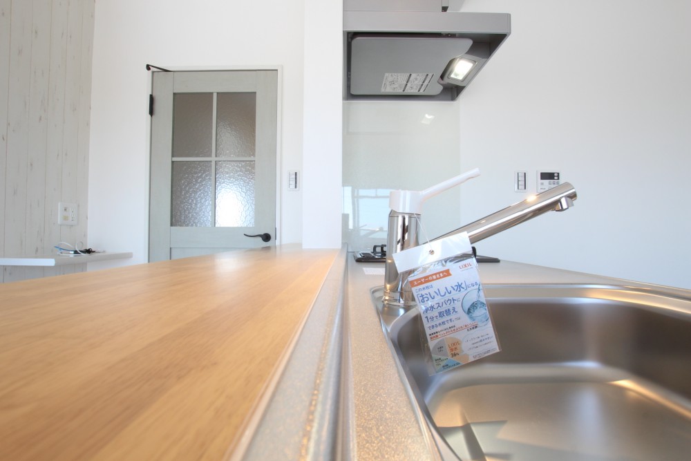 寝室は角部屋の特権、＋&alpha;の窓がたっぷりの光を取り入る。