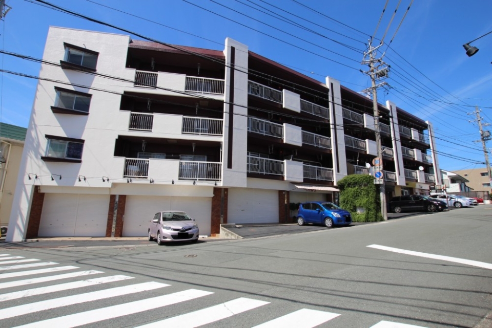 1階にはサロンなどのテナントが入っています