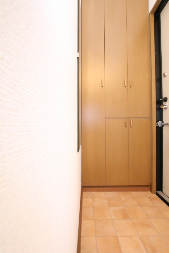 天井高まであるシューズBOXと姿見。