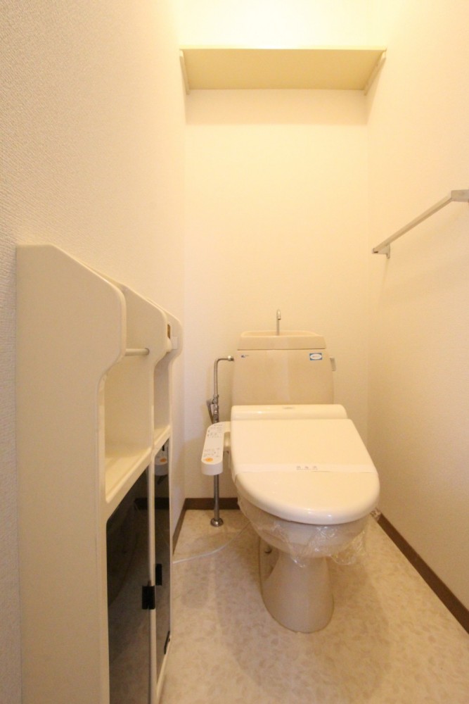 トイレはシャワートイレ付き。