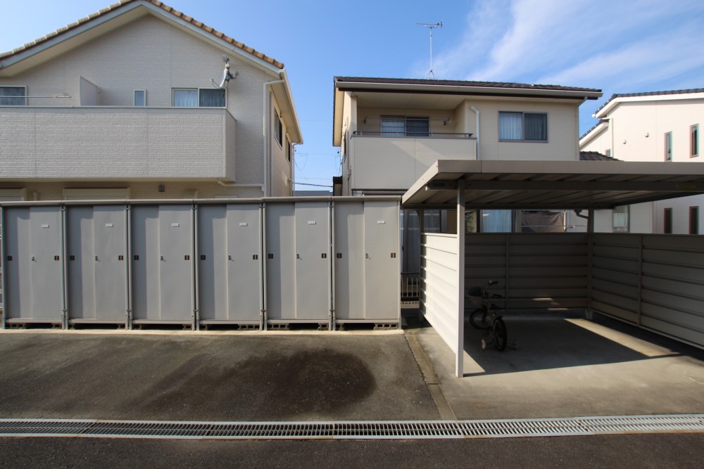 増える荷物はここへ、各戸専用の物置。