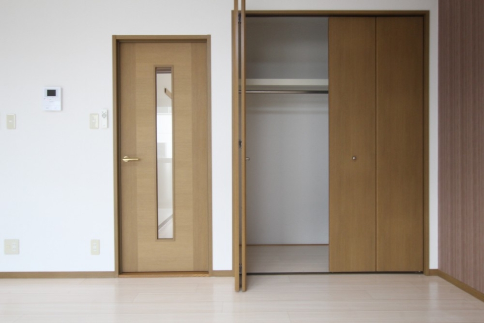 LDK収納には掃除機やホットプレートなどの収納に。