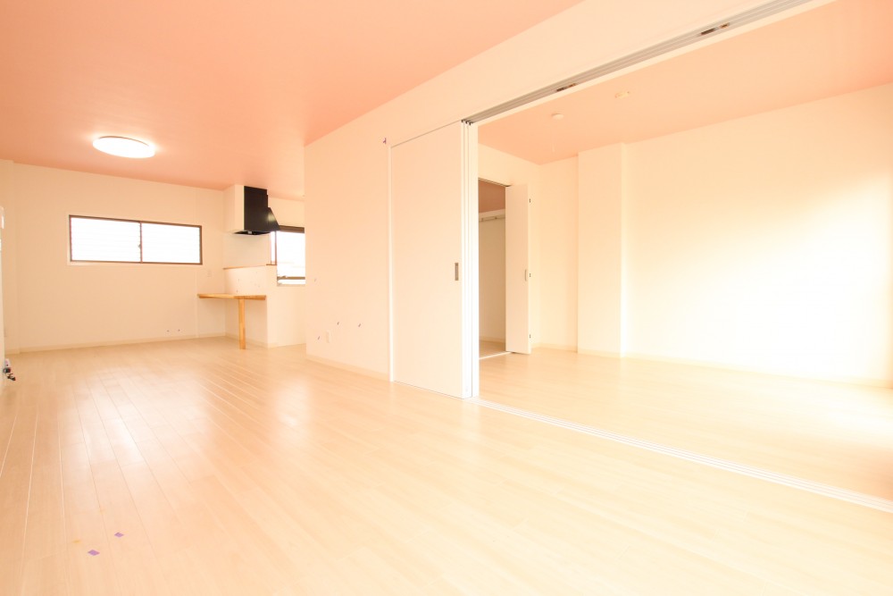 ホワイト&times;ピンクのほんわかした内装。