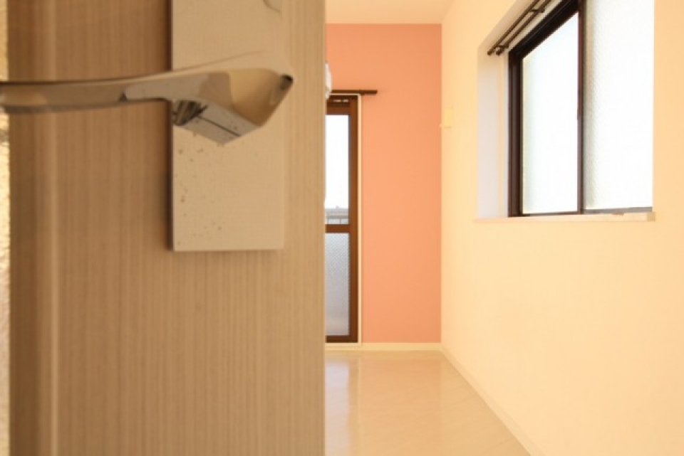 白い扉の向こうにフェミニンな空間が広がる