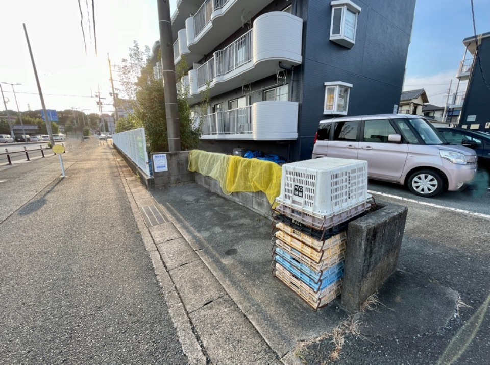 敷地内ゴミ置き場があるので忙しい朝でも安心