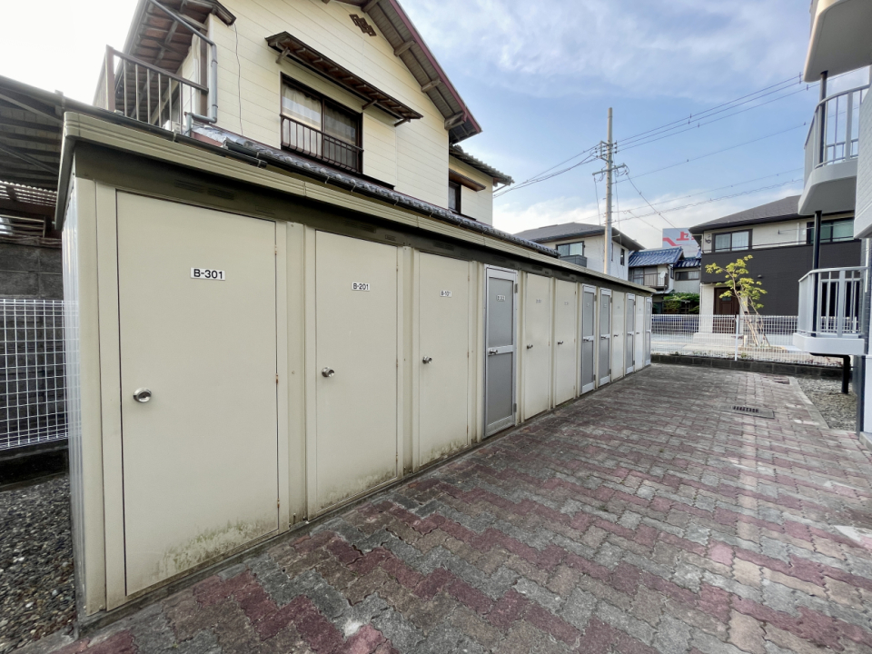 なんと外には鍵のついた物置が！