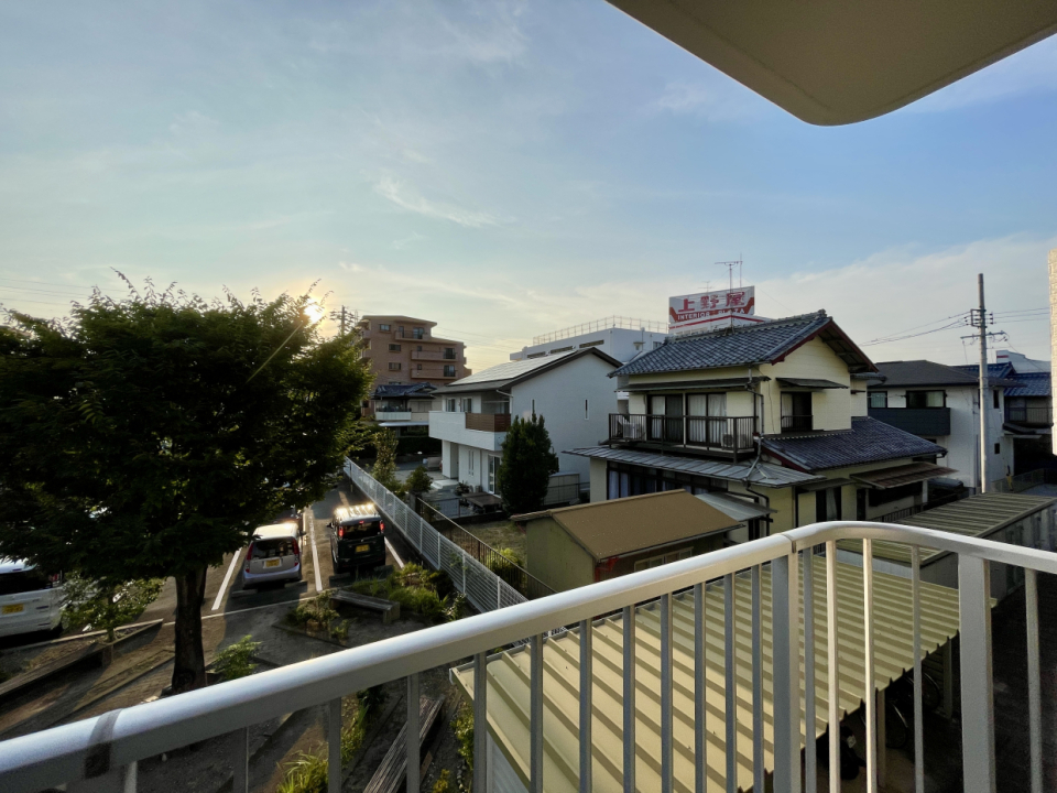 洋室側にもバルコニーが付いていて、夕方はこんな眺め。黄昏タイムを楽しみましょう