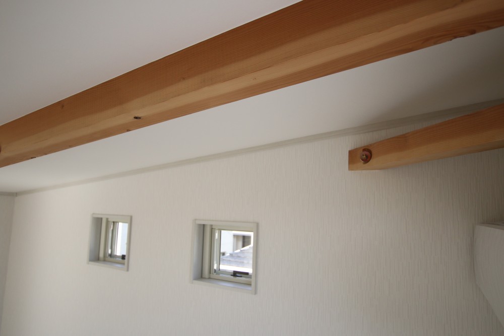 天井が斜めになっています