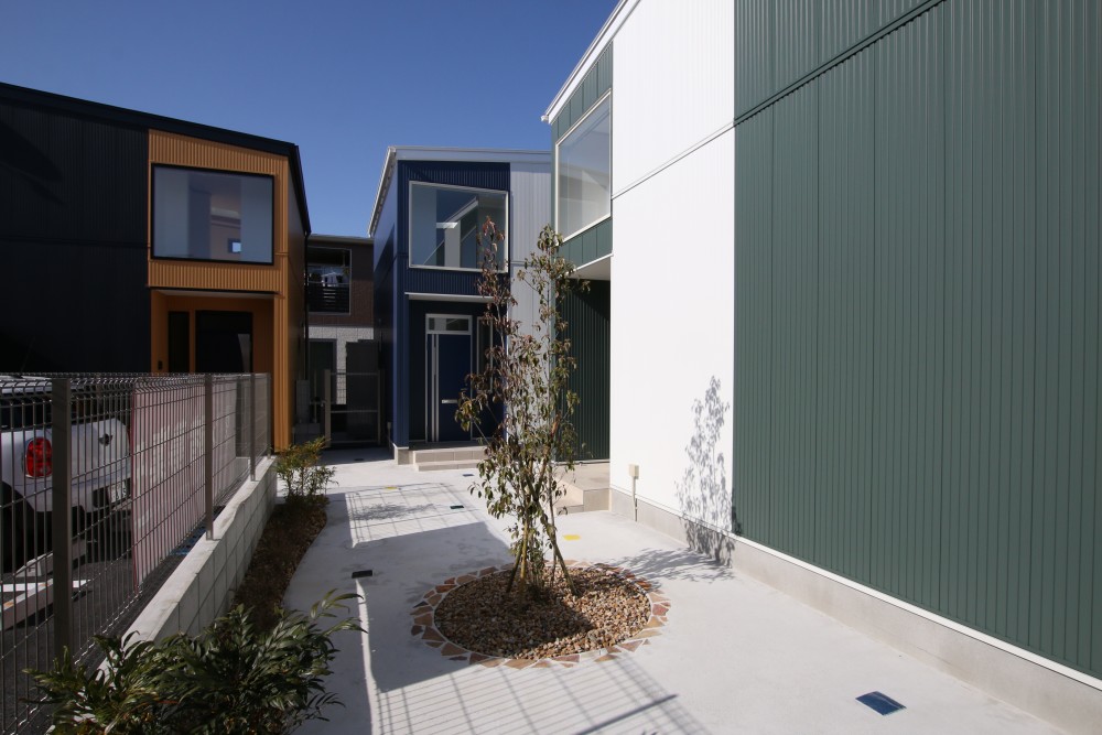 1つの街のよう。入るのにはエントランスのオートロックを開けないと入れません。