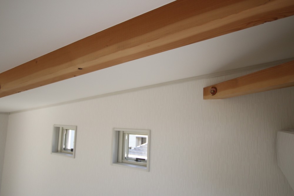 天井が斜めになっています