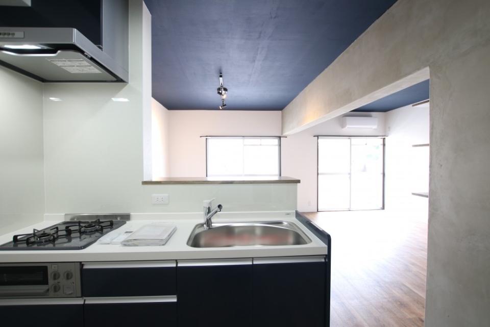 リビングを見渡せる対面式のキッチン