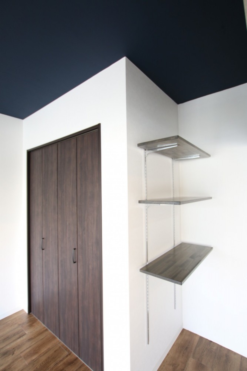 リビングに可動棚とクローゼットあり