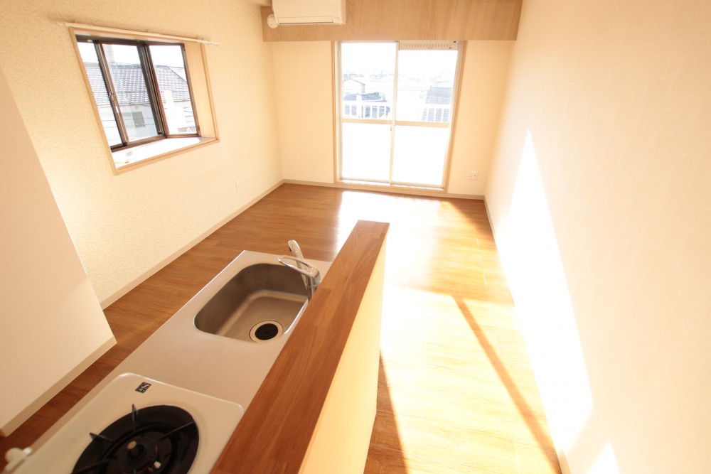 カウンターキッチンも主張しすぎないかわいらしさ