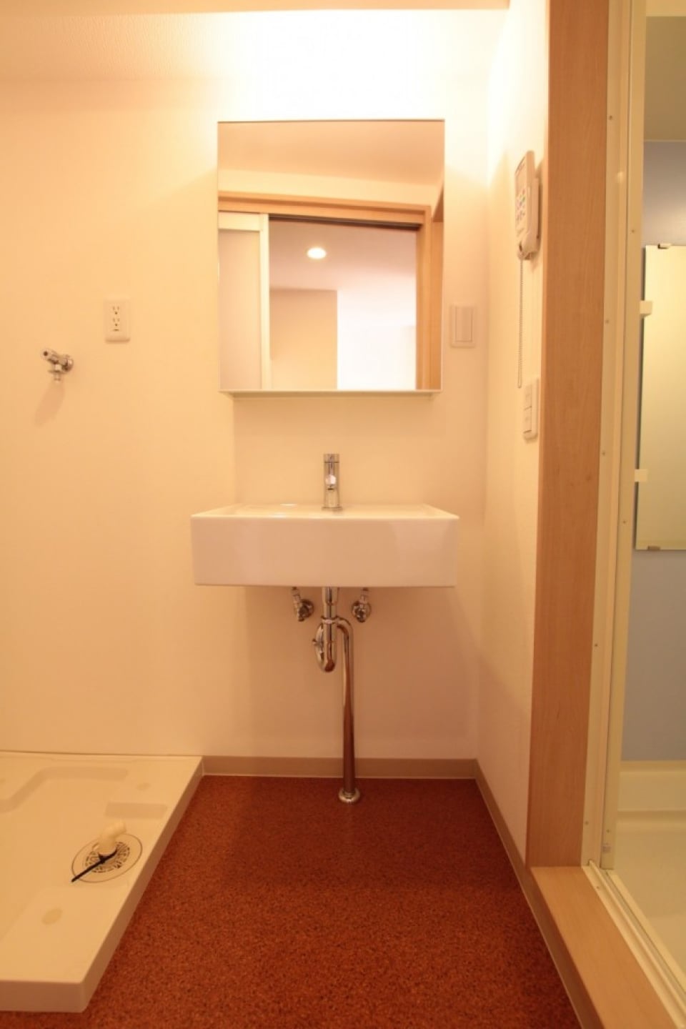 洗面台。鏡が大き目でメイクもしやすい
