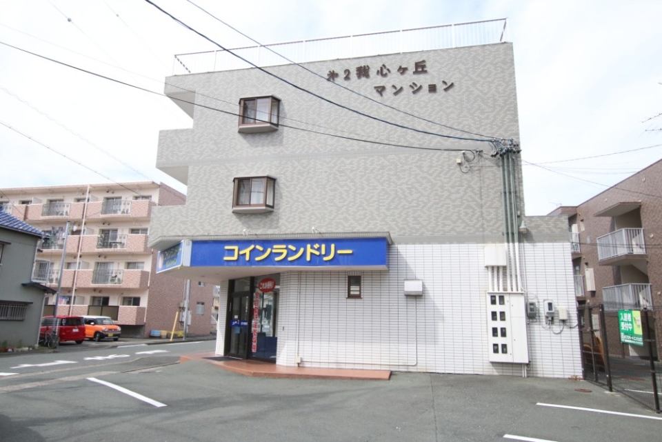 １階はコインランドリー。