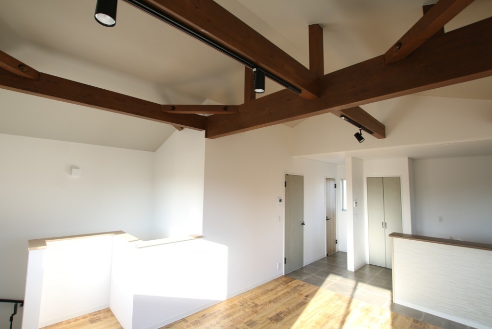 ダークな梁が白い壁に映えますね