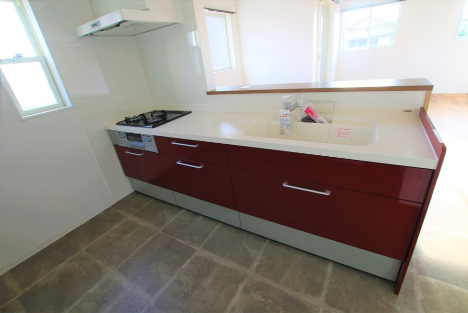 真っ赤なシステムキッチンはワイド2550あります