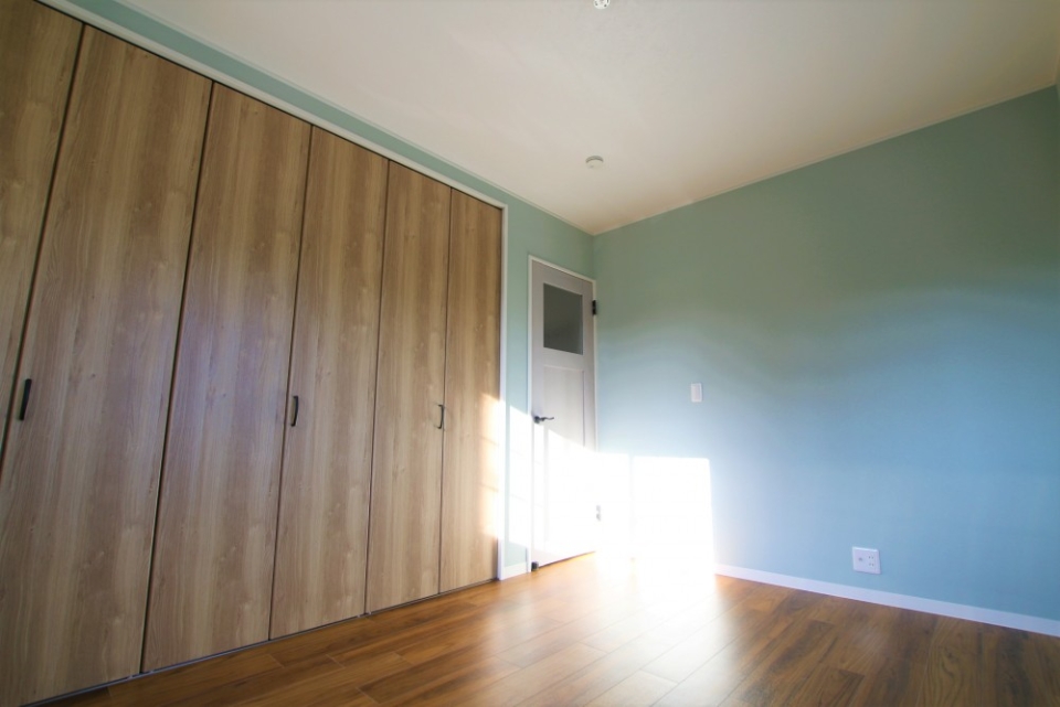 １階の洋室は水色にグレーの扉がかわいい！6帖あります