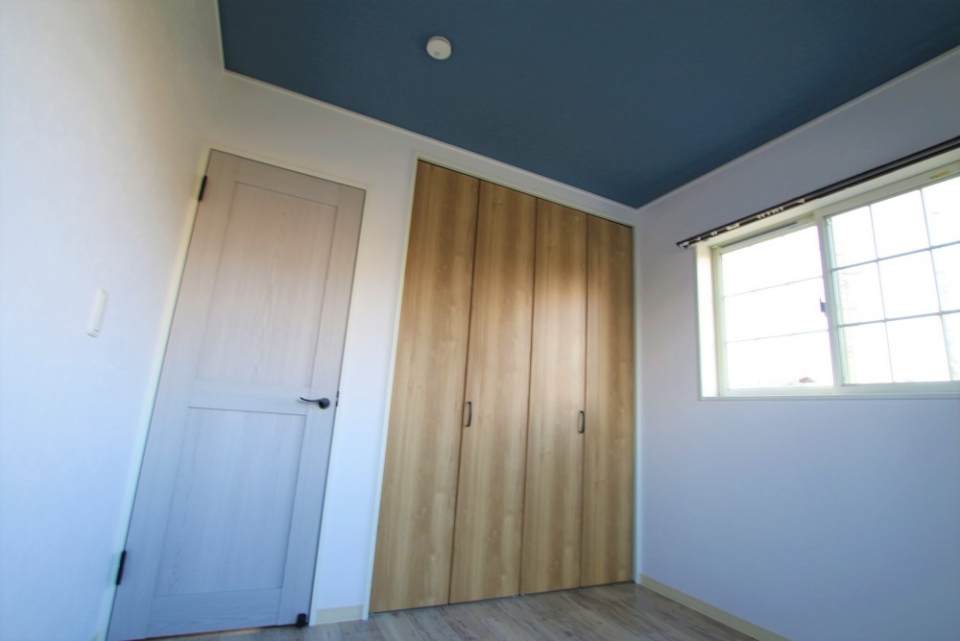 天井が夜空みたいな色で素敵！4.5帖の小さめ洋室です