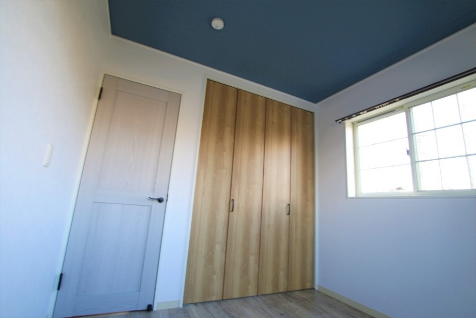 天井が夜空みたいな色で素敵！4.5帖の小さめ洋室です