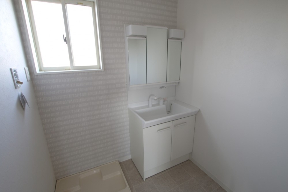 洗面はシンプルだけどちょっと個性のある壁紙を