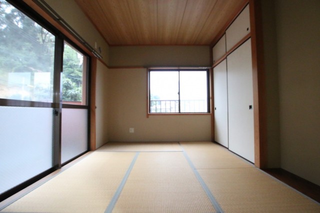 昔ながらの和室。押入れで寝ようかな。