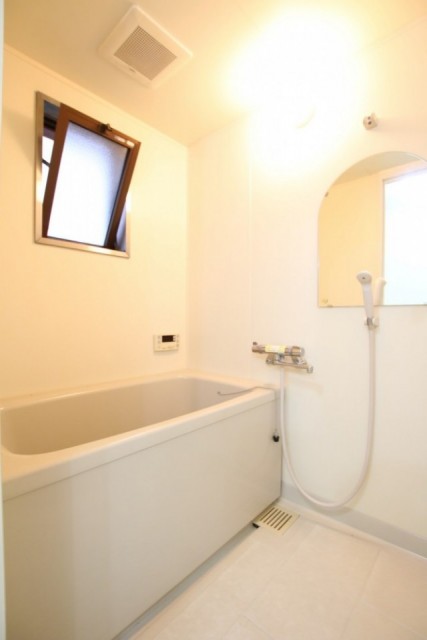 洒落た鏡のあるお風呂。