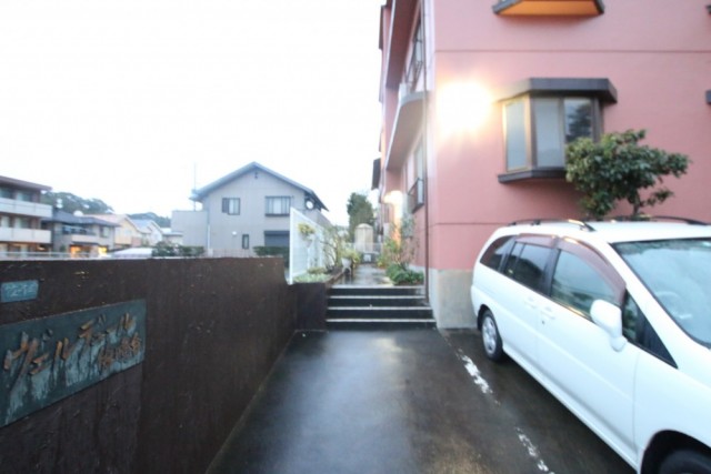 入り口には植物が植えられています。