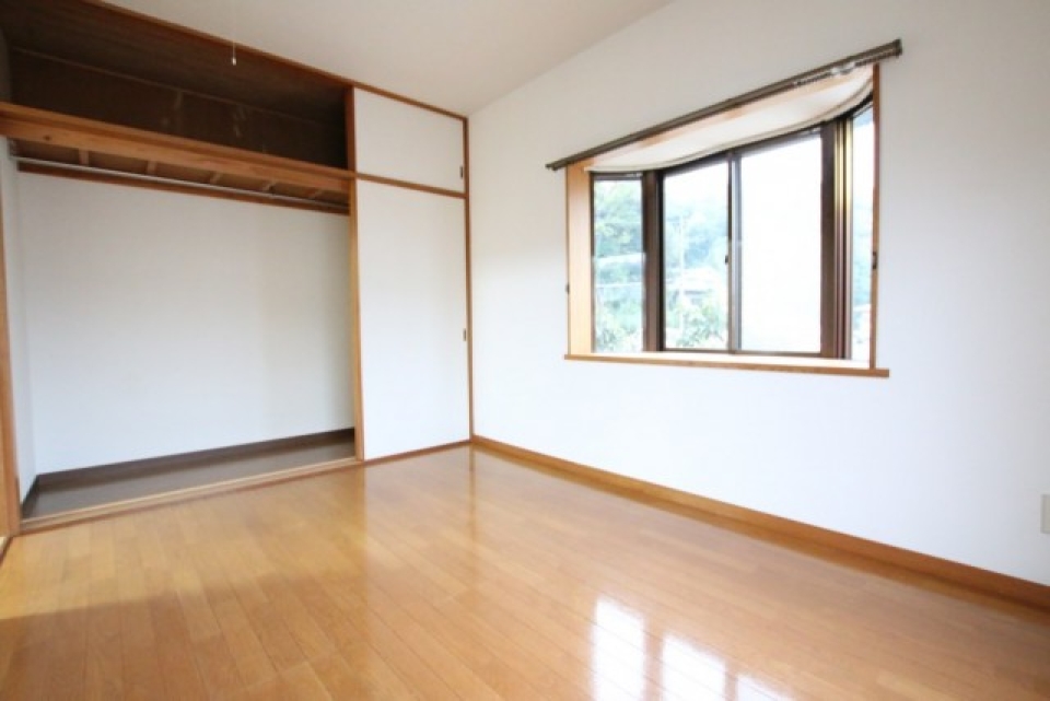 出窓と収納がたっぷりできそうなクローゼット。