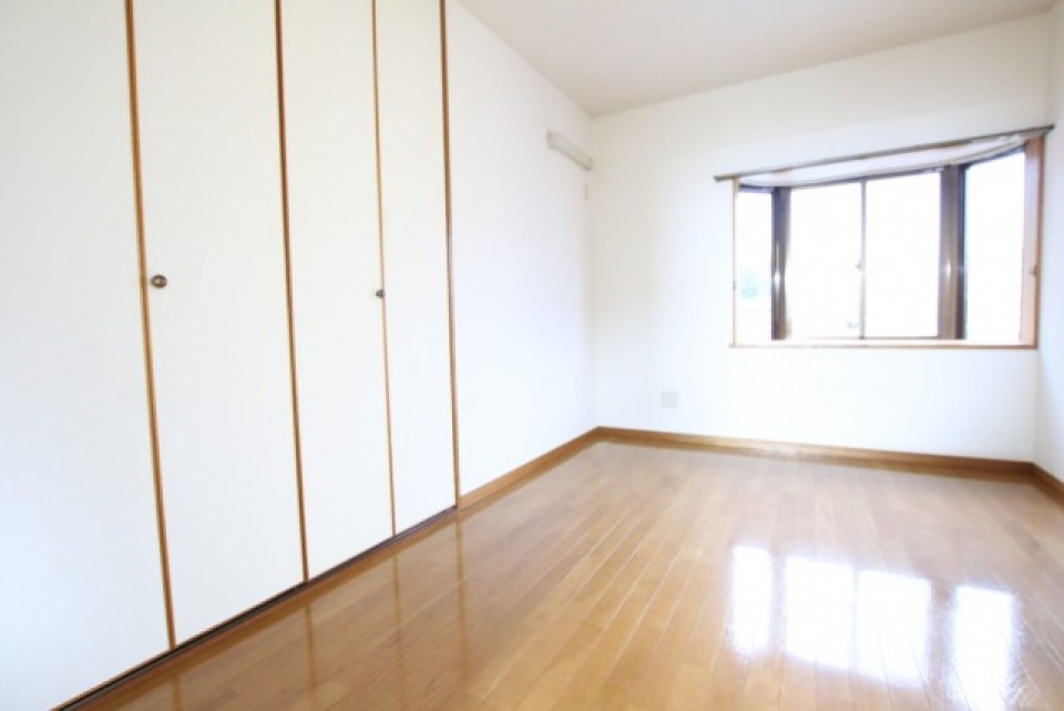 お隣の6帖の洋室にも出窓あり！