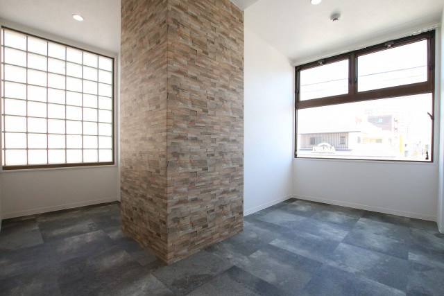 収納がついた明るい洋間！