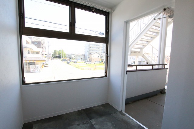 裏口からはそのままマンション裏手の階段へ出られます。