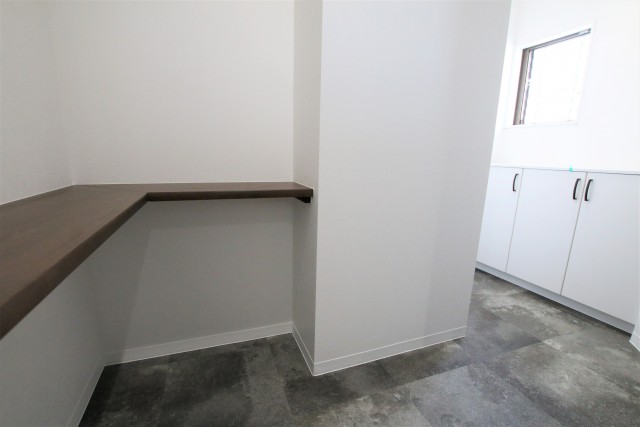 玄関には棚がついてとっても便利♪