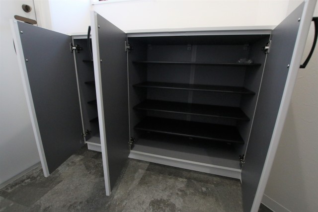 シューズボックス付きの玄関。