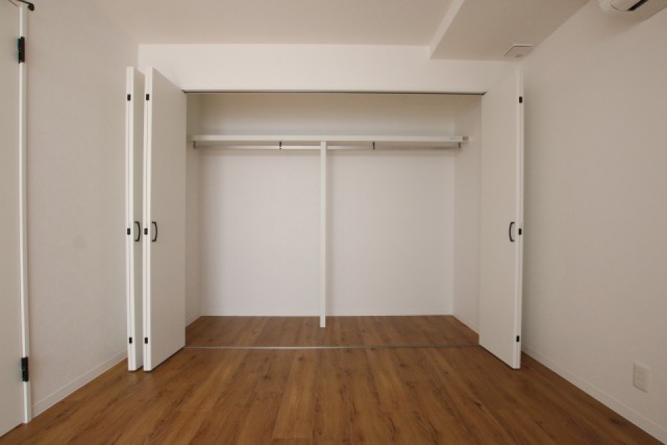 洋室の反対側には壁一面のクローゼット！