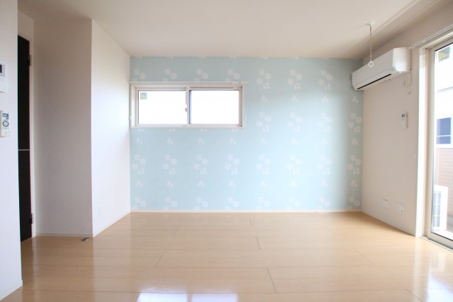 LDK反対側には明るい色の壁紙。