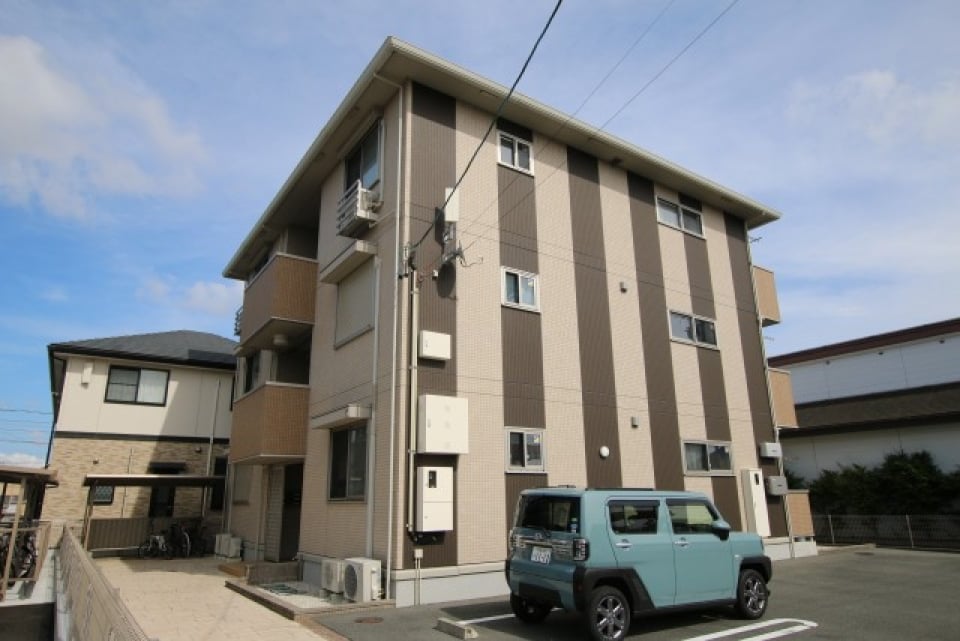 マンション外観は可愛らしい縞々。