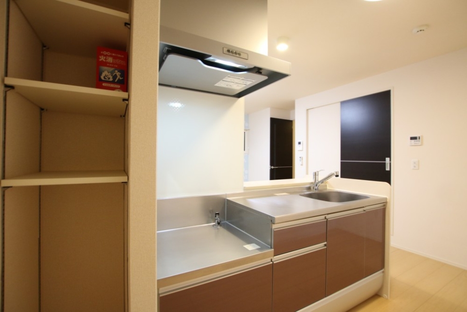 キッチンの横にも棚が！