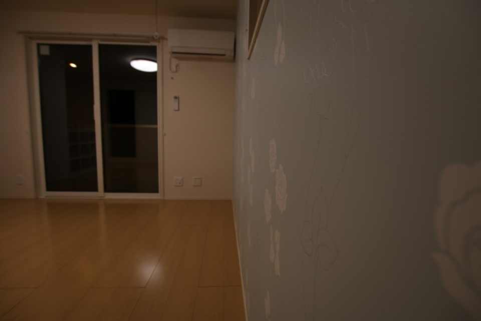 リビングの壁紙はお花模様