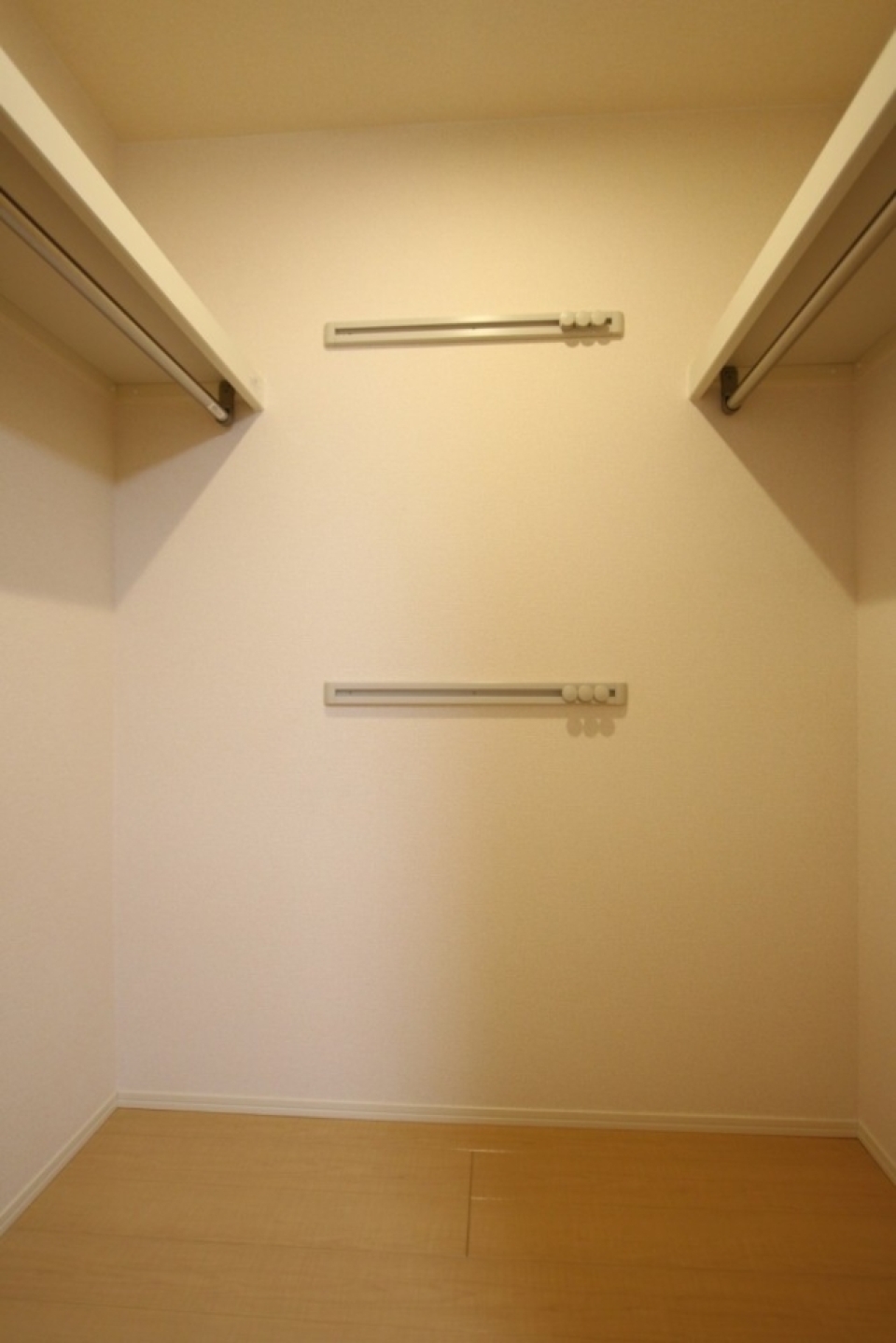ウォークインクローゼットも広々。帽子やバックを掛けることができるフックがあります