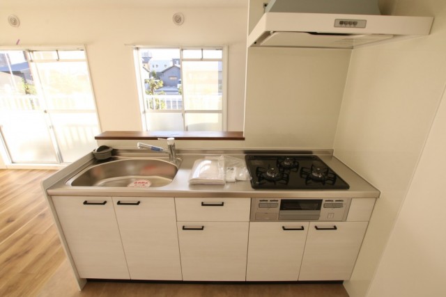 3口コンロ付きのシステムキッチン。