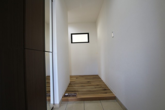 玄関にはミラー付きの大きなシューズボックス