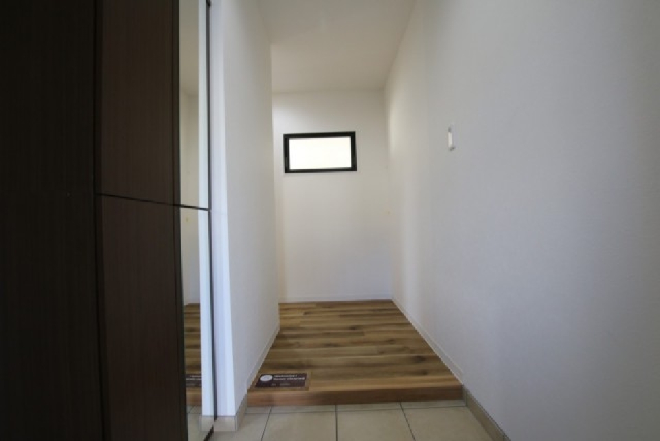 玄関にはミラー付きの大きなシューズボックス