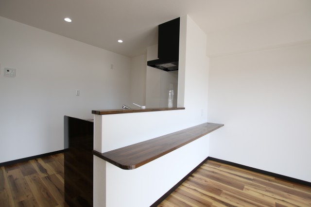 カウンターキッチンにはテーブルがついてます。