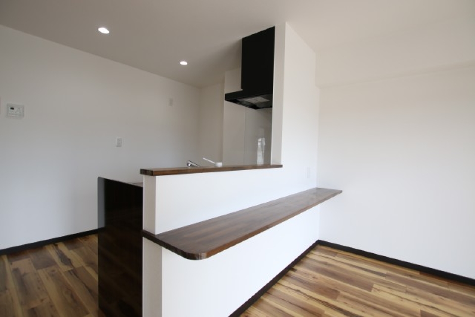 カウンターキッチンにはテーブルがついてます。