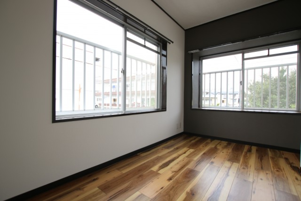 大きい窓が２つの洋室