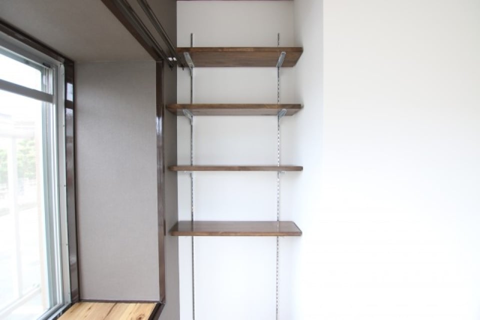 洋室には木の棚があります。
